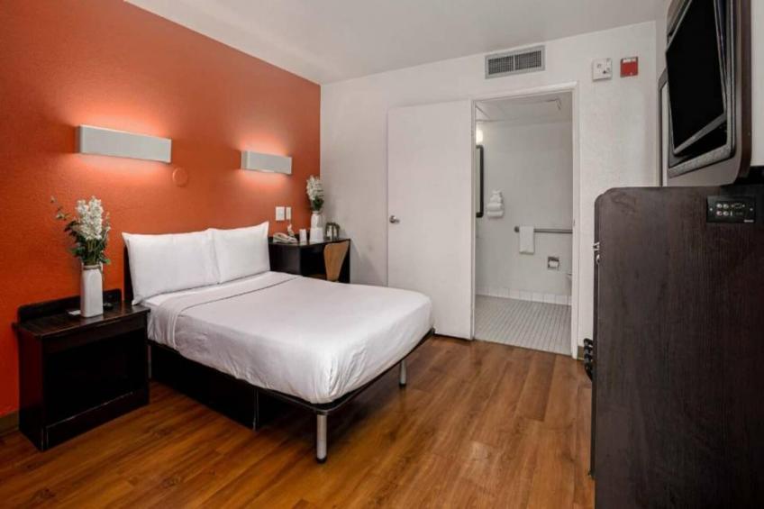 1 Queen Bed  Premium Mini Fridge - foto 14