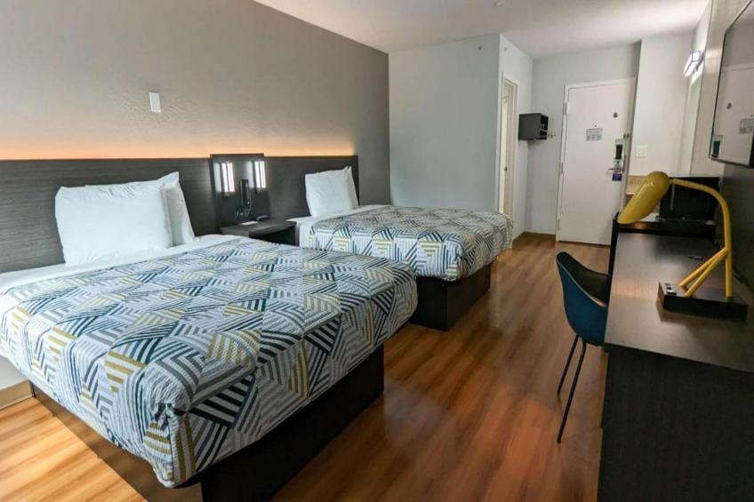 2 Queen Beds  Premium Mini Fridge - foto 13