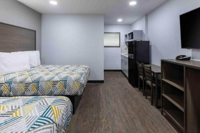 2 Queen Beds  Smoking Kitchen - foto 15