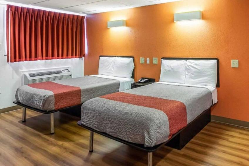 2 Full Beds  Smoking - foto 8