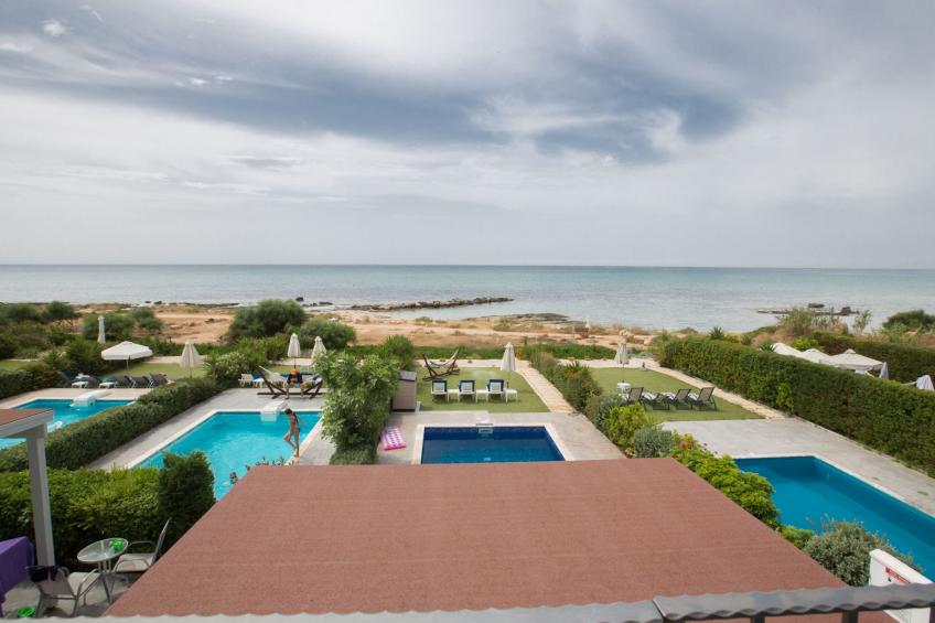 Moderne, geräumige Villa am Strand mit Pool - foto 18