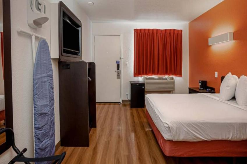 1 Queen Bed  ADA/RI Shower - foto 8