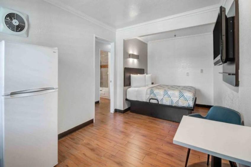 1 King Bed  Non-Smoking Kitchen - foto 16