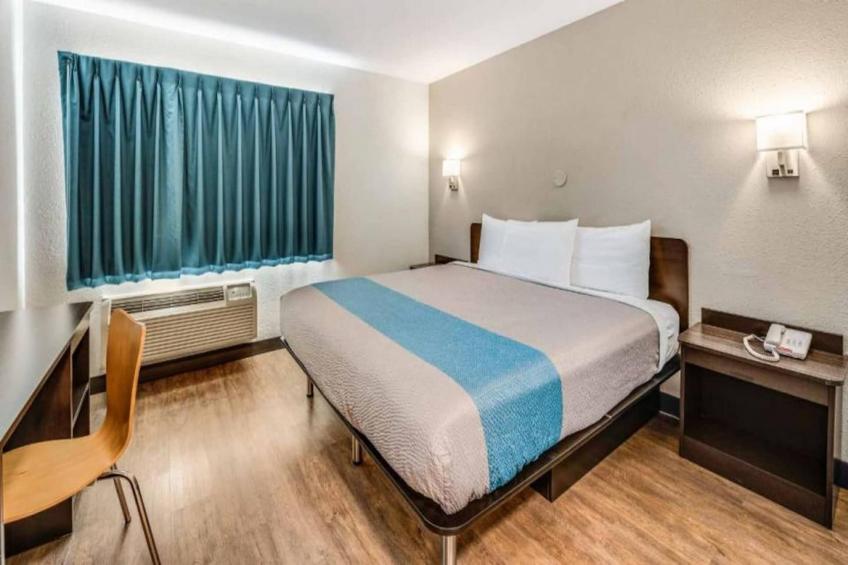 1 King Bed  Mob Access Tub Nsmk Minifridg - foto 14