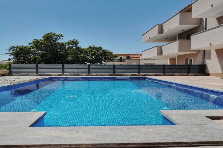 Holiday Home J&D No.2-Nine Bedroom House with Pool