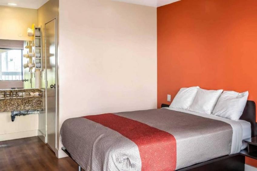 1 King Bed  Non-Smoking Micfridge