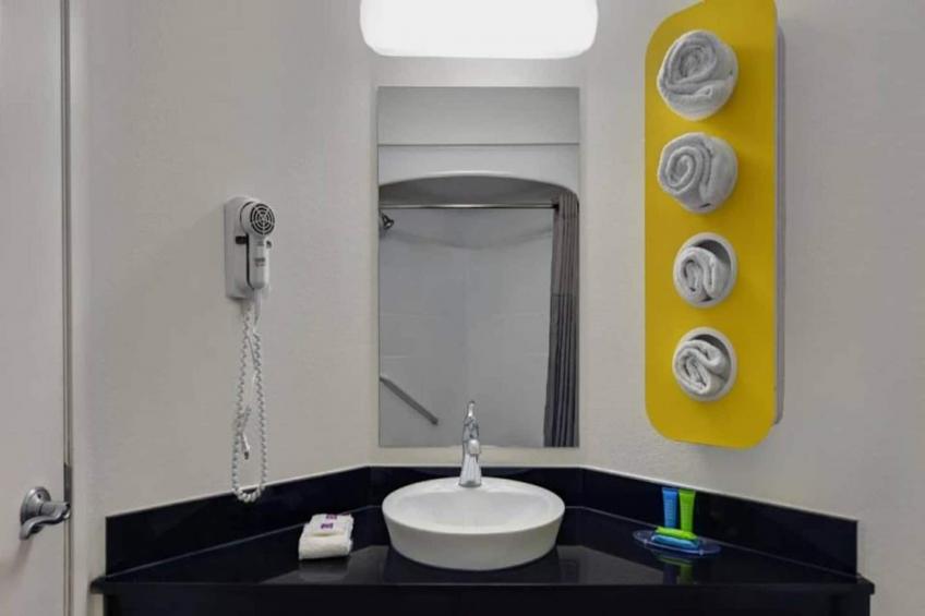 1 Full Bed  ADA/RI Shower - foto 15