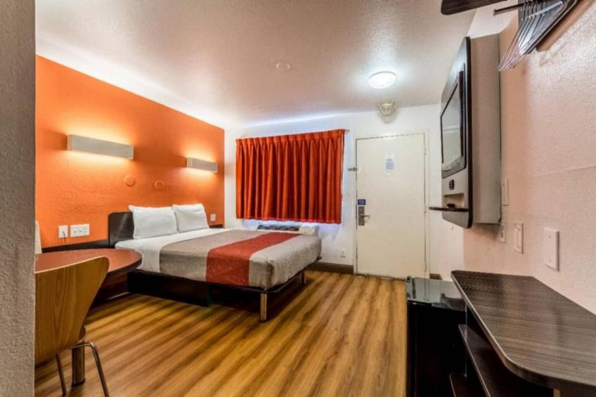 1 King Bed  Mobility Accessible RI Shower Nsmk - foto 4
