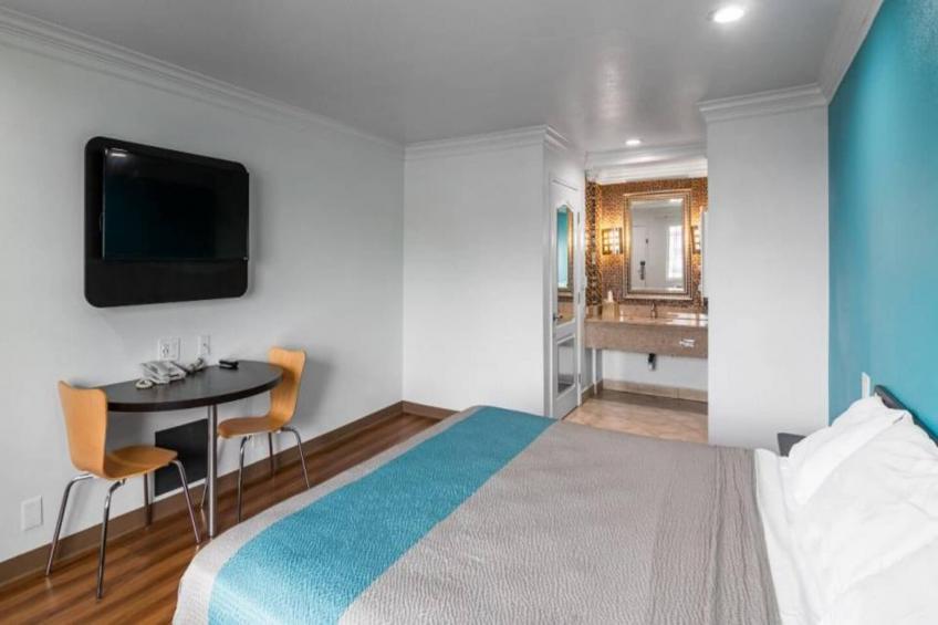 1 King Bed  Non-Smoking Micfridge - foto 11
