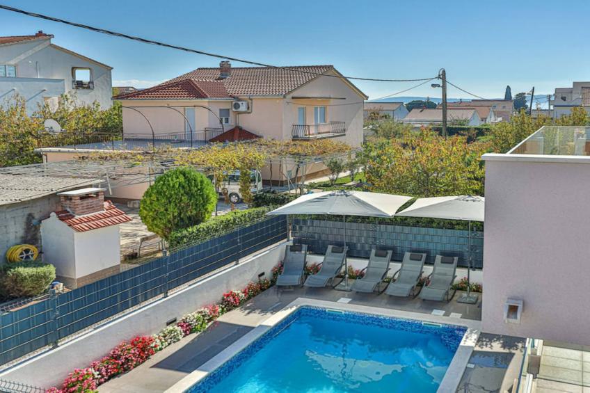 Expansive Retreat with Private Pool & BBQ, Near the Beach - Six Bedroom Villa - foto 40