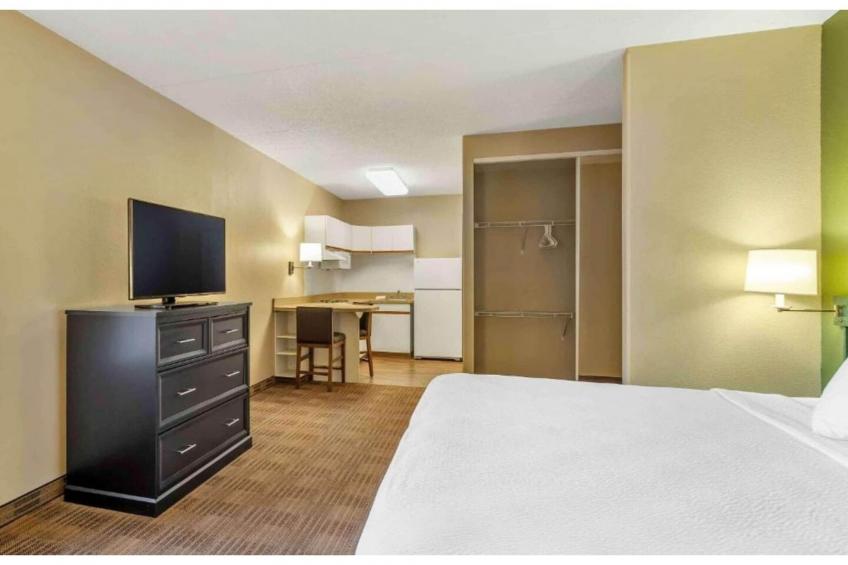 1 Queen Bed  ADA/RI Shower/Smoking/Kitchen - foto 16