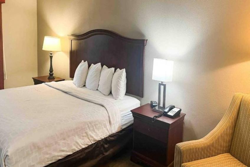 1 Queen Bed  Smoking Micfridge - foto 6