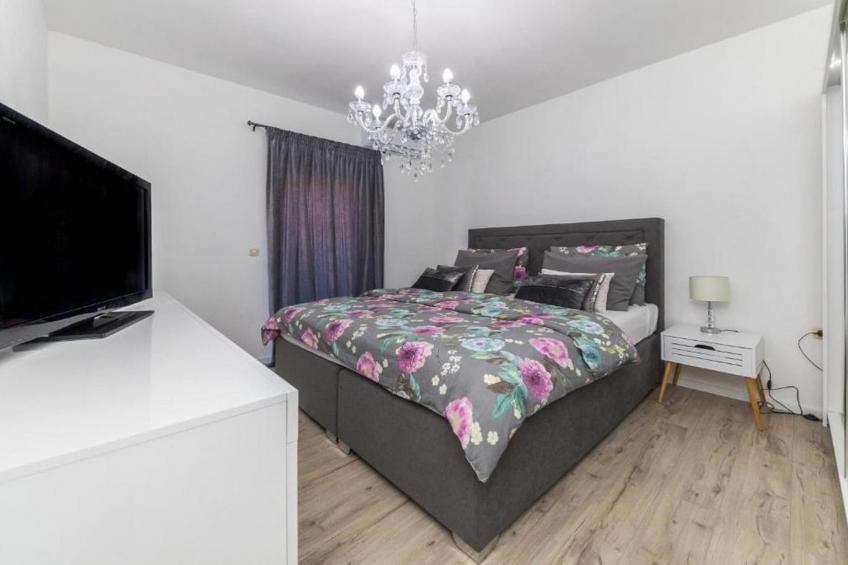 Charming Villa with Outdoor Pool, BBQ, and Sun Deck in Tranquil Kaštela Area - Five bedroom Villa - foto 19