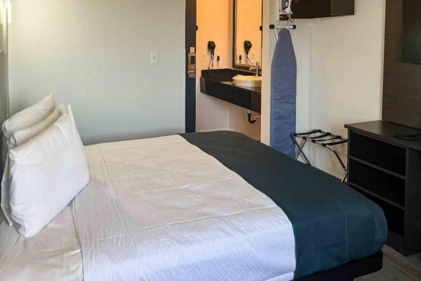 1 Queen Bed  Non-Smoking Micfridge - foto 11