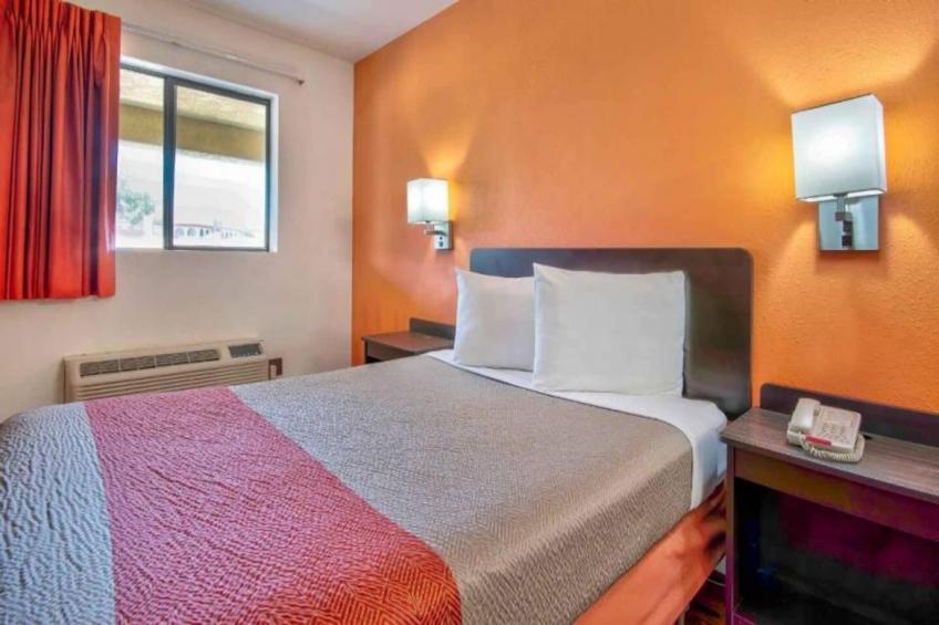 1 Queen Bed  Mobility Accessible Tub Nsmk - foto 9