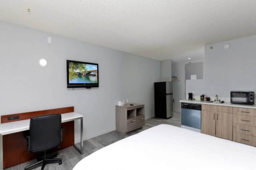 1 King Bed  Non-Smoking Micfridge View - foto 10
