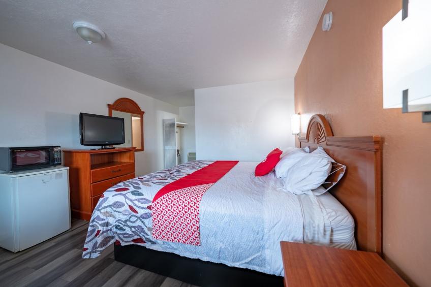 Premium Queen Bed with Kitchenette - foto 13