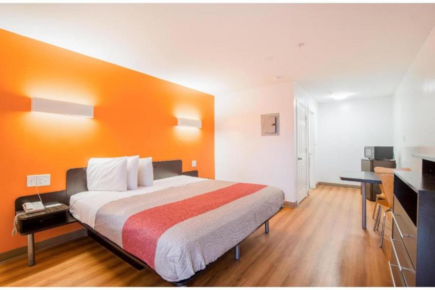 1 Queen Bed  Non-Smoking Kitchen - foto 11