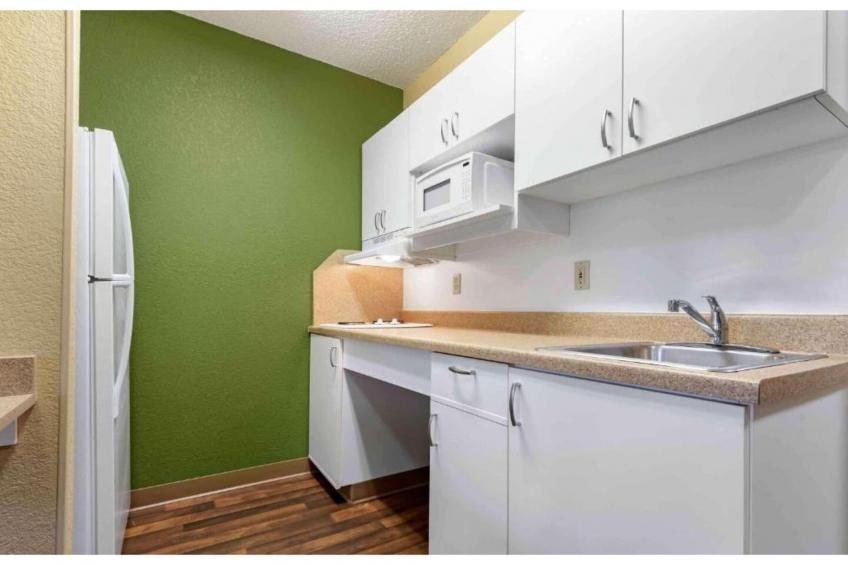 1 Queen Bed  Non-Smoking Kitchen - foto 10