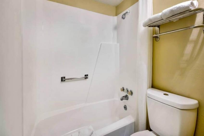 1 Queen Bed  Non-Smoking Micfridge - foto 10