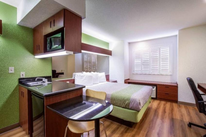 1 Queen Bed  Suite Nsmk Micfridge Sofa-Bed - foto 8
