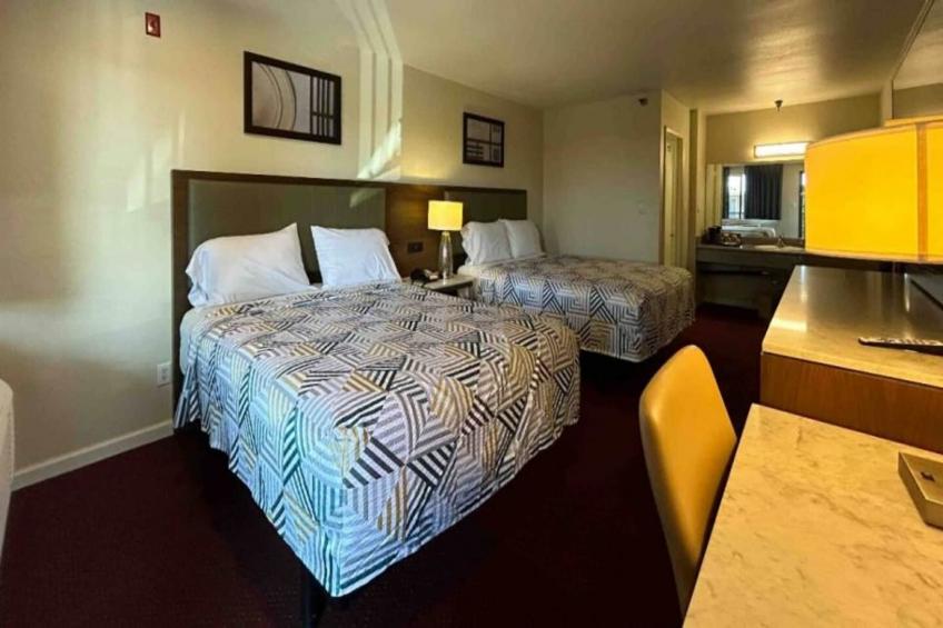 2 Queen Beds  Non-Smoking Micfridge