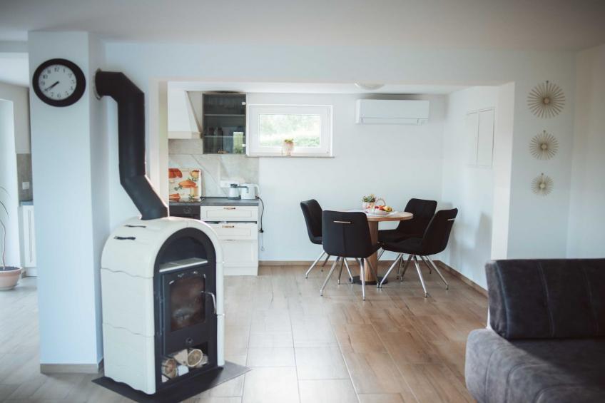 Cozy Holiday Home with Fireplace and Scenic Hills in Bistrica ob Sotli - Two Bedroom Holiday Home - foto 12