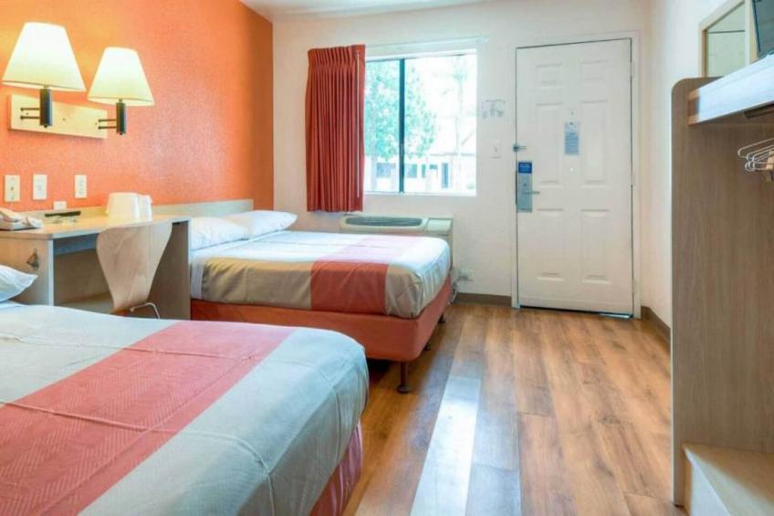 2 Full Beds  ADA/Tub/Mini Fridge - foto 8