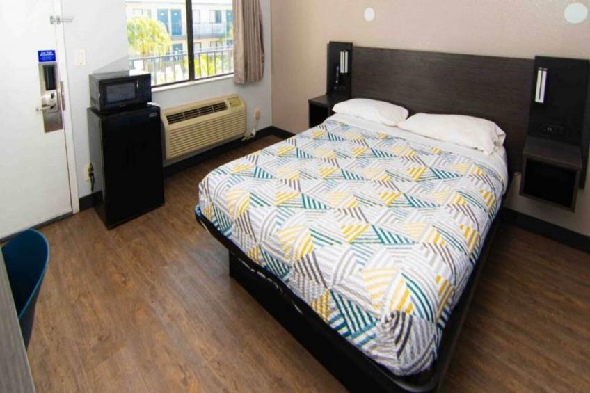 1 Queen Bed  Mobility Accessible Tub - foto 9