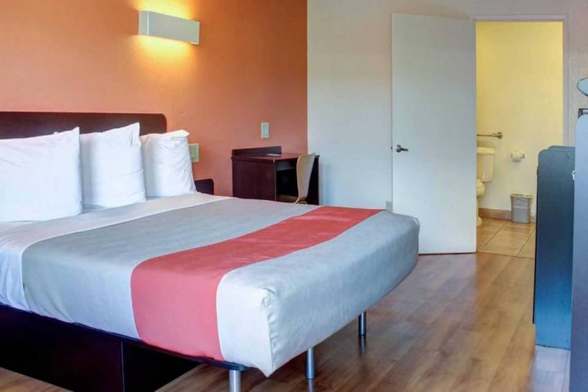 1 King Bed  Mobility Accessible Tub Nsmk - foto 8