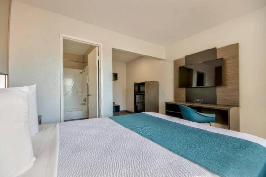1 Queen Bed  Micfridge - foto 8