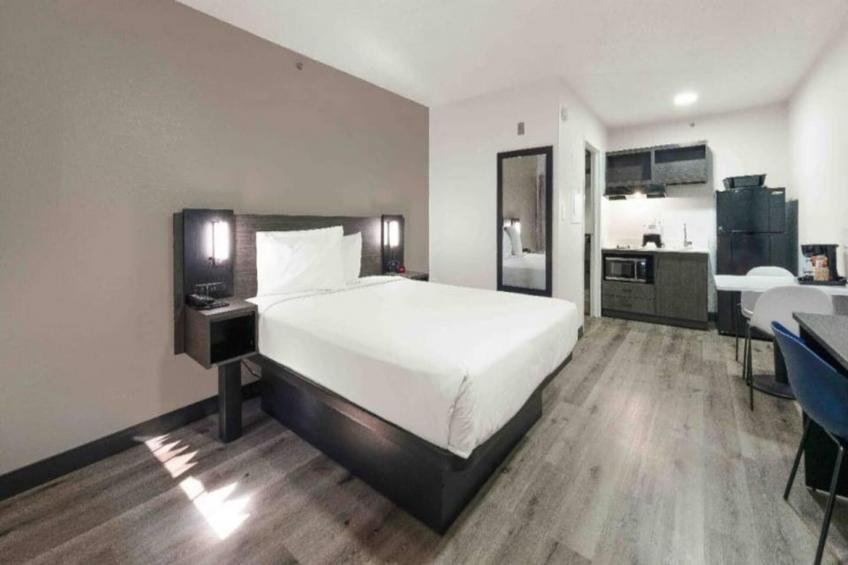 1 Queen Bed  ADA/RI Shower - foto 16