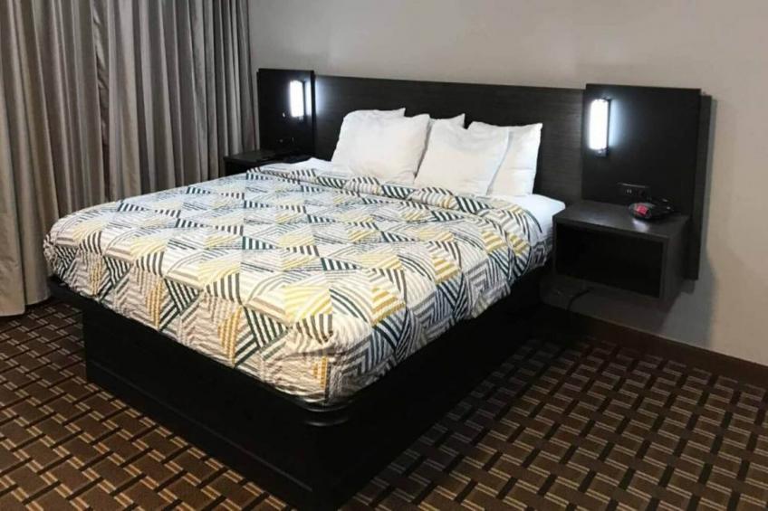 1 King Bed  Smoking Micfridge - foto 2