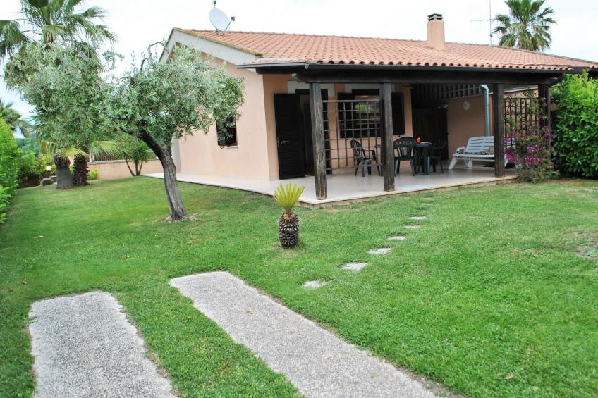 Charmantes Haus in Fondi mit überdachter Veranda