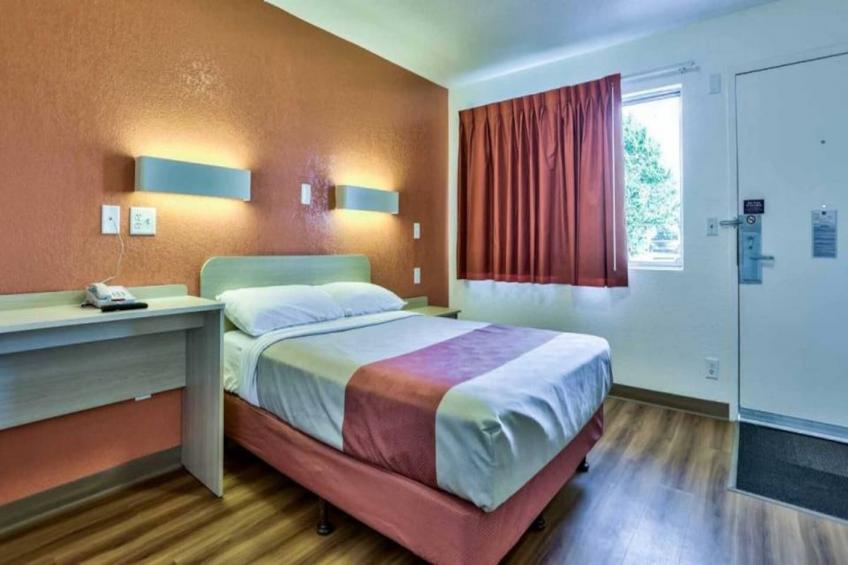 1 Full Bed  ADA/RI Shower/Micfridge - foto 4