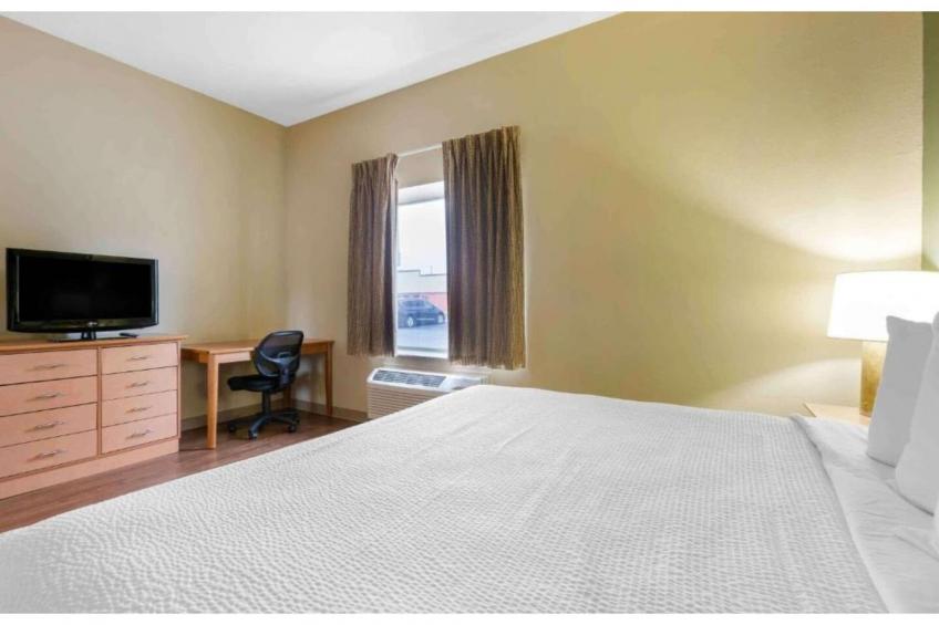 1 King Bed  Hearing Accessible Kitchen - foto 5