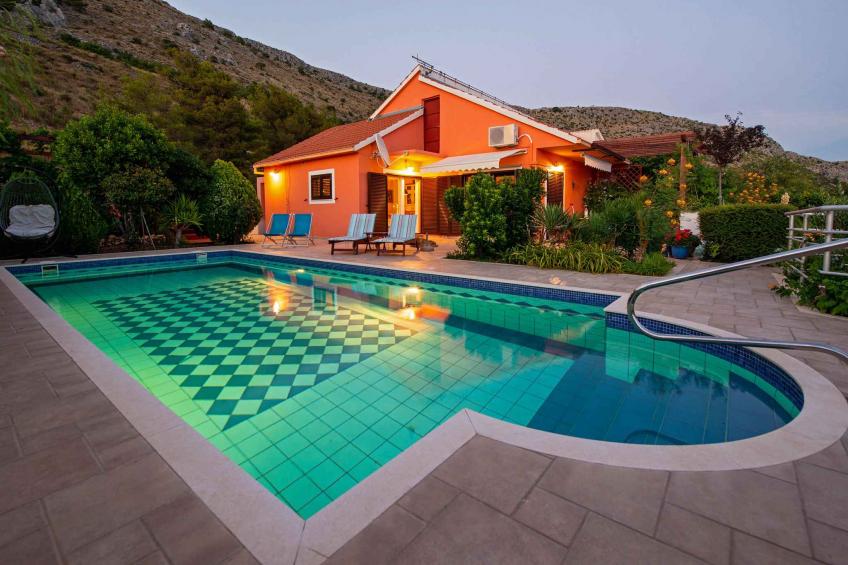 Holiday house with pool and panoramic view - BF-63M5