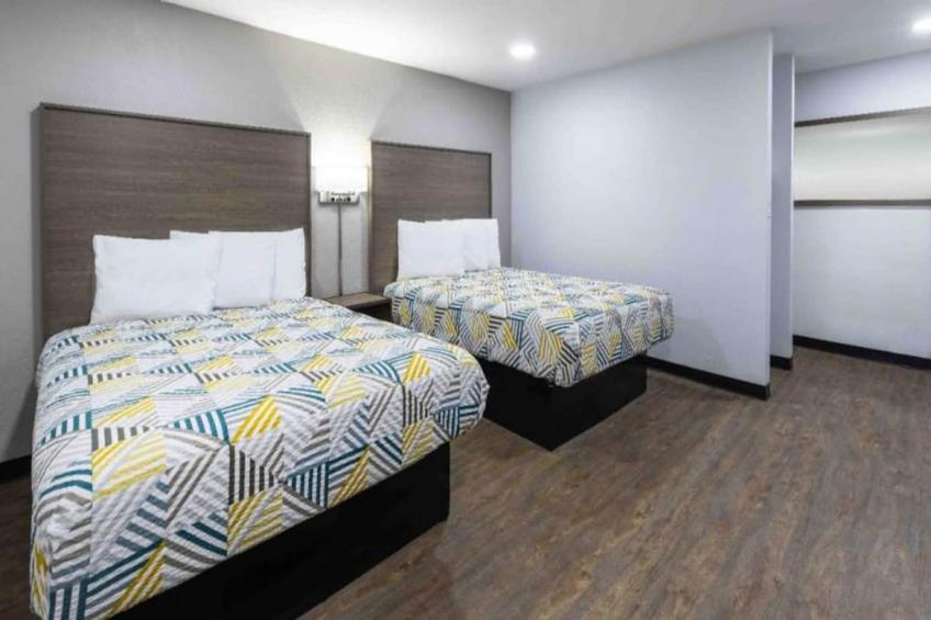 2 Queen Beds  Suite Non-Smoking Kitchen - foto 15