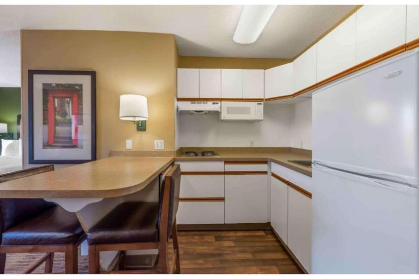 1 Queen Bed  ADA\/RI Shower\/Non-Smoking\/Kitchen - foto 26
