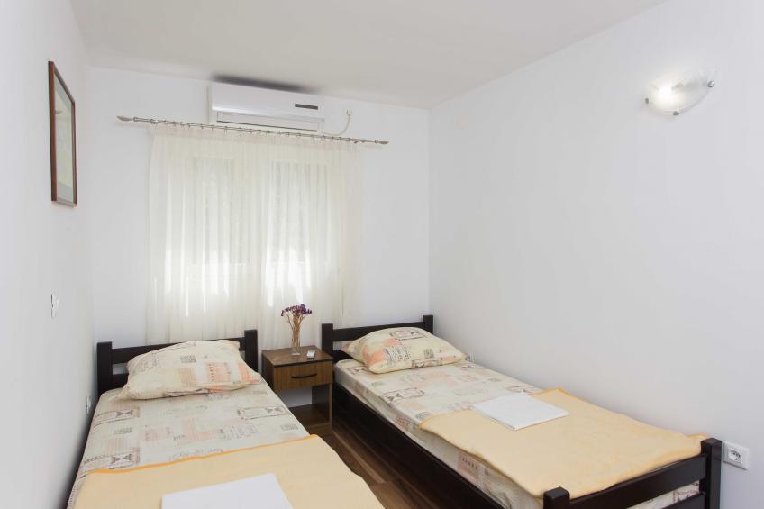 Apartments Djurkovic - Two-Bedroom Apartment with Shared Terrace and Sea View - foto 10