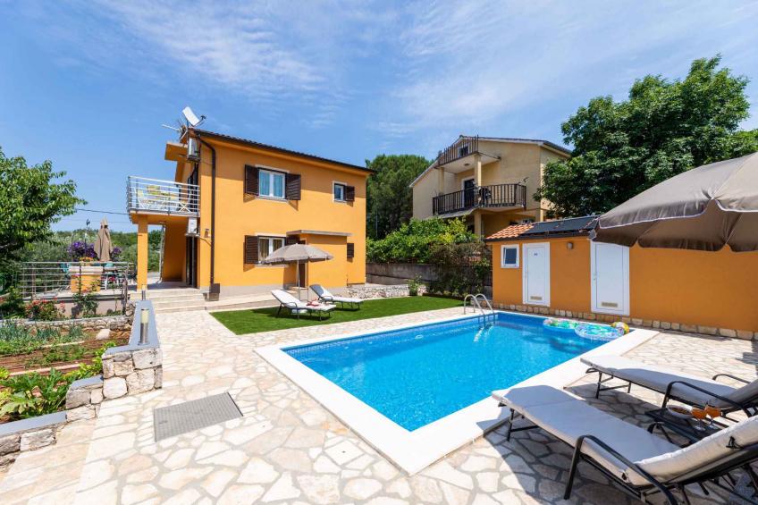 Holiday apartment with pool - BF-F737