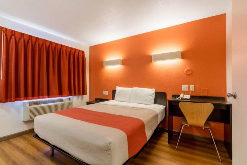 1 King Bed  Mobility Accessible RI Shower Nsmk - foto 14