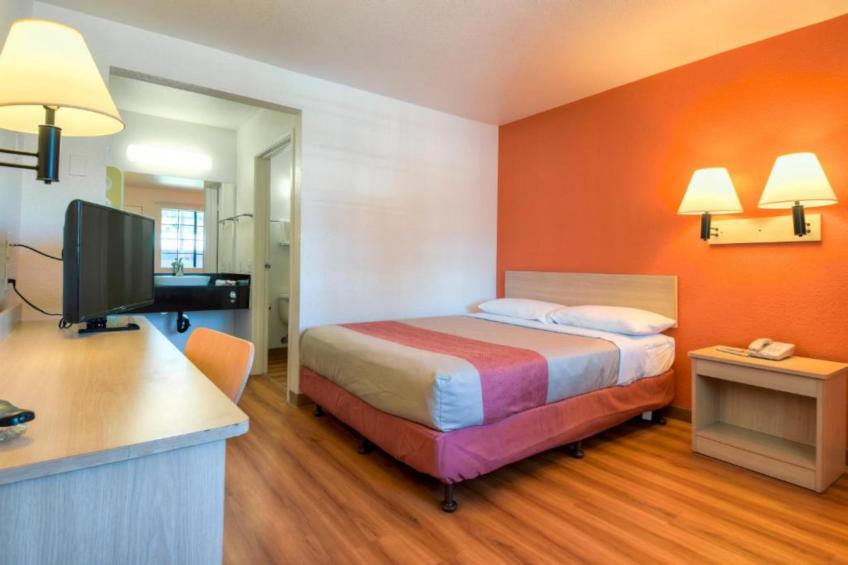 1 Queen Bed  Mini Fridge - foto 16