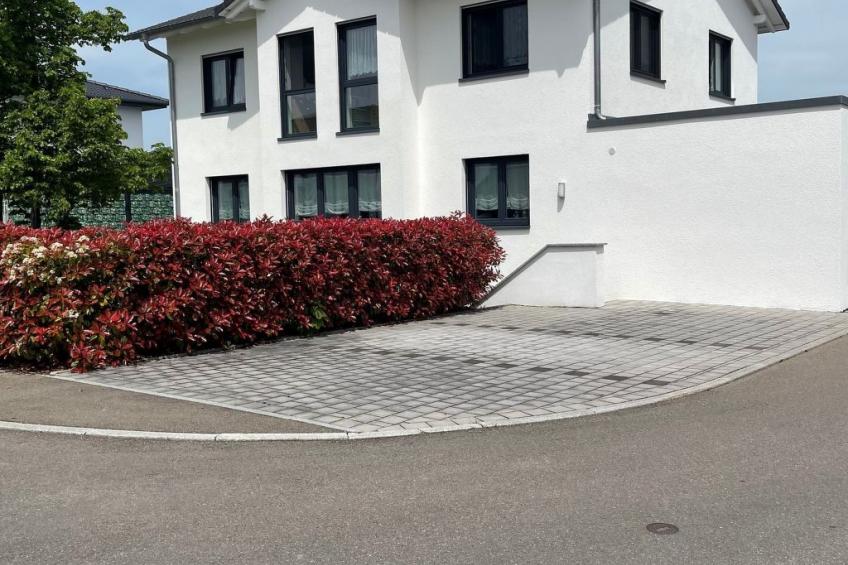 in ruhiger Lage in Seenähe