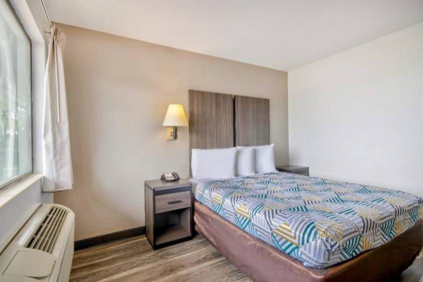 1 Queen Bed  Non-Smoking Micfridge - foto 4