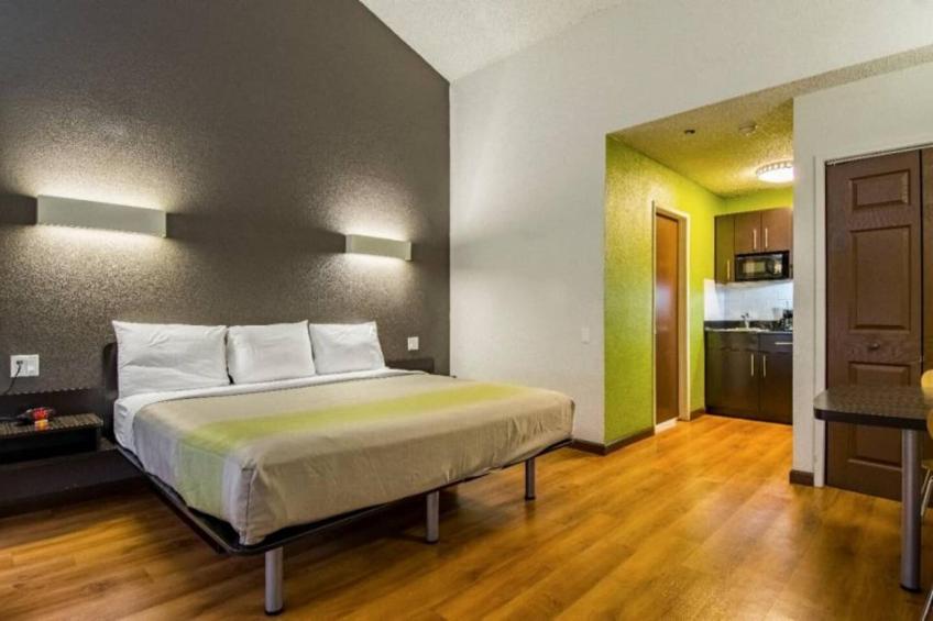1 King Bed  Non-Smoking Kitchen - foto 18