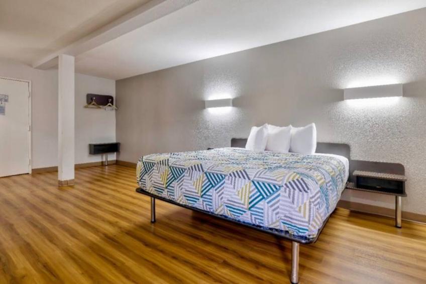 1 Queen Bed  Non-Smoking Kitchen - foto 8