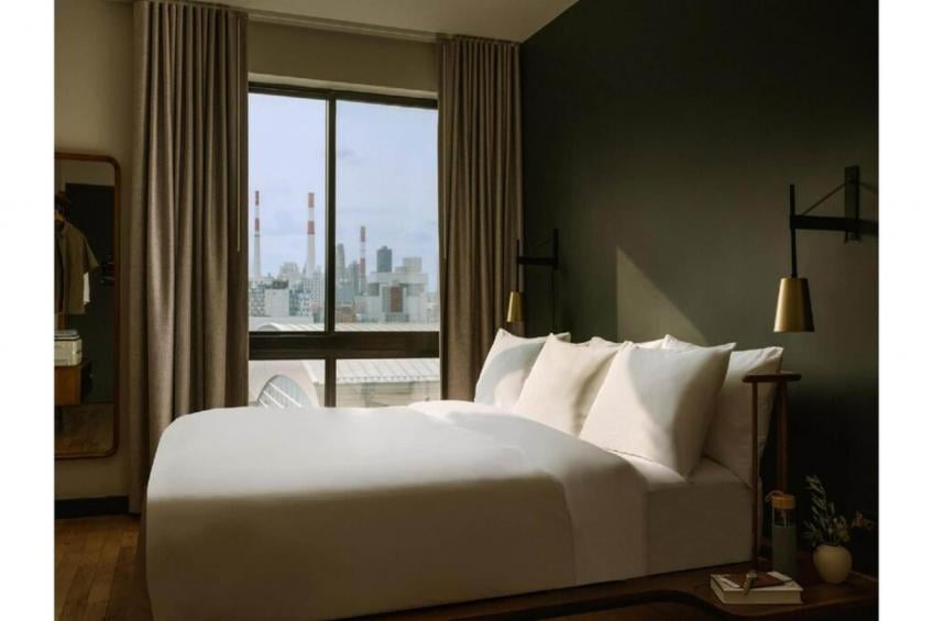 Luxe 1 Queen Bed  Balcony  Dutch Hotel