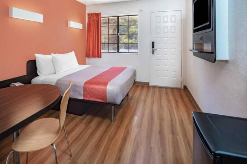 1 Queen Bed  Mini Fridge - foto 8
