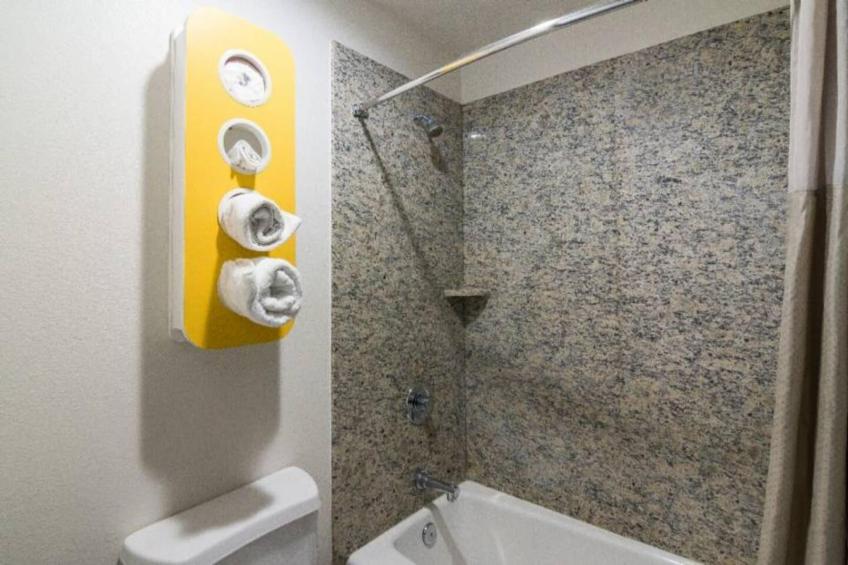 1 King Bed  Suite Non-Smoking Micfridge - foto 8